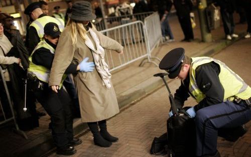 DEN HAAG â€“ Een politieagente fouilleerde vrijdag bij het NS-station Hollands Spoor een vrouw, terwijl een collega haar tas inspecteert. Vrijdagavond hield de Haagse politie een grootscheepse preventieve fouilleeractie bij dit station op onder meer wapen