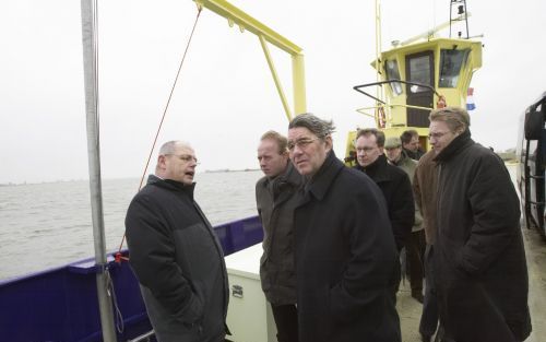 TIENGEMETEN â€“ SGP’ers op de boot naar Tiengemeten. De landelijke Kamerfractie bezocht gisteren de Hoeksche Waard in het kader van de komende gemeenteraadsverkiezingen. Op Tiengemeten bleken echter bar weinig SGP-stemmers achtergebleven te zijn: de laats