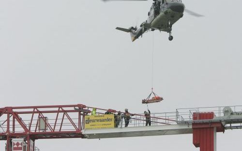 ZAANDAM â€“ Een kraanmachinist die op 30 meter hoogte onwel was geworden, werd maandag door een marinehelikopter in veiligheid gebracht en naar het VU ziekenhuis in Amsterdam vervoerd. Eerst werd met een hoogwerker geprobeerd de kraandrijver, die met hart