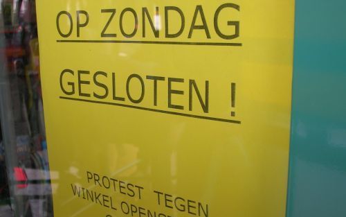 OUD-BEIJERLAND â€“ In het overwegend christelijke Oud-Beijerland leeft onder bevolking en middenstand veel weerstand tegen openstelling van de winkels op zondag. Het huidige college wil de koopzondagen juist actief promoten. Filiaalleider Jan-Henk Tuk van