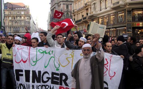 In diverse plaatsen in Europa en in AziÃ« gingen de afgelopen weken duizenden moslims de straat op om te protesteren tegen de Deense spotprenten over Mohammed. Foto EPA