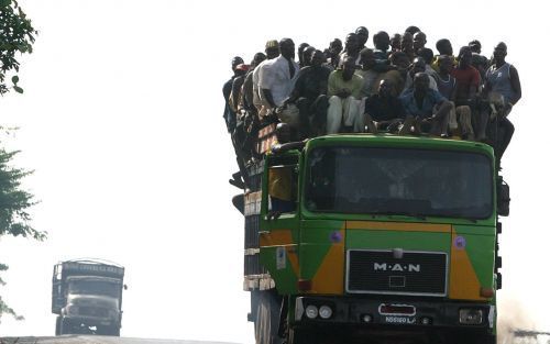 ONITSHA â€“ Nigeriaanse moslims ontvluchten het religieus geweld in de stad Onitsha. Bij de rellen van de afgelopen dagen zijn naar schatting zo’n 150 doden gevallen. Foto EPA