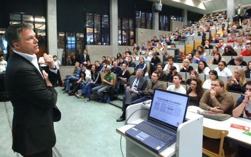 AMSTERDAM â€“ PvdA leider Bos gaf donderdag een gastcollege aan de Vrije Universiteit in Amsterdam. Hij trad daarmee in de voetsporen van premier Balkenende, die twee weken eerder in dezelfde zaal een „flitsende” voordracht hield. Foto Paul Dijkstra