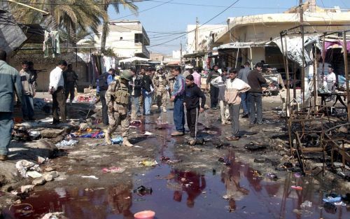 BAQUBA â€“ Iraakse burgers en soldaten verzamelden zich donderdag op een markt in Baquba, ten noorden van de hoofdstad Bagdad. Bij een bomaanslag kwamen daar twaalf mensen om het leven. Volgens ooggetuigen raakten er 21 mensen gewond. De bom was met behul