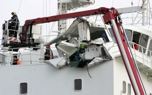 TERNEUZEN â€“ Een Zweedse autocarrier is zaterdag tegen de brug van de zeesluis bij Terneuzen gebotst. De kapitein raakte gewond. De brug over de sluis liep zware schade op en kan de komende maanden niet worden gebruikt. Foto ANP