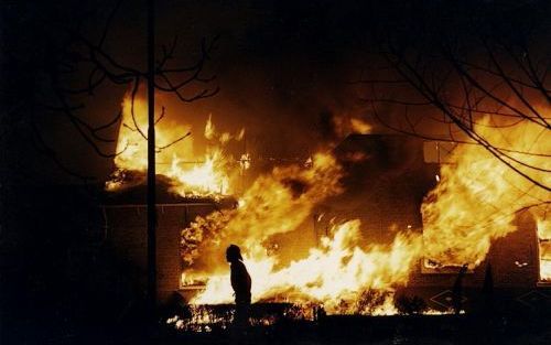 OTTOLAND â€“ Ruim twintig mensen raakten dakloos bij de grote brand die Ottoland twintig jaar geleden trof. Drie boerderijen, drie woningen en een verfwinkel werden verwoest. Foto RD