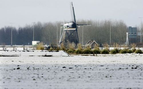 ZOETERWOUDE â€“ Oerhollands tafereel: Molen in een sneeuwlandschap woensdag langs de A4 bij Zoeterwoude. Foto ANP