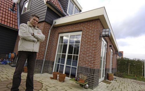 OUDE TONGE â€“ Eigenaar Marcel Latooy van recreatiewoning 125: „De kosten voor onder andere de sloop zullen oplopen tot ongeveer 100.000 euro. Dat is niet te betalen.” Foto Persburo Flakkee&#61680;