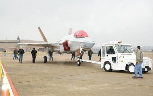 FORT WORTH â€“ Na een ontwikkelingsfase van ruim vier jaar is onlangs de eerste Joint Strike Fighter bij de assemblagefabriek van Lockheed Martin in Fort Worth, in de Amerikaanse staat Texas, naar buiten gerold. Naar verwachting maakt de JSF dit najaar de