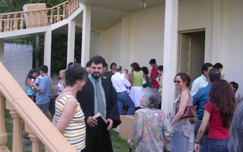 PORTO ALEGRE â€“ Ds. Marcio Anhelli (in toga) met leden van de presbyteriaanse kerk in Porto Alegre. De kerk vormt een hechte gemeenschap te midden van de meerderheid van rooms-katholieken en pinksterkerken. Foto RD