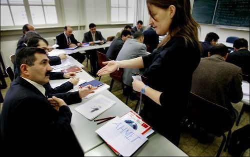 ROTTERDAM â€“ In een klaslokaal van het Rotterdamse Albeda College volgen 25 Turkse imams een spoedcursus inburgeren. Zij bereiden zich gedurende drie maanden voor op de inburgeringstoets die ze op de Nederlandse ambassade in Turkije moeten maken om een v