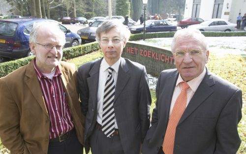 DOORN â€“ Het Zoeklicht organiseerde zaterdag een studiedag over ”Europa, vloek of zegen”. De dag trok 450 bezoekers. Foto: de sprekers (v.l.n.r.) Henk Medema, Emerson Vermaat en Feike ter Velde. Foto Jaco Klamer