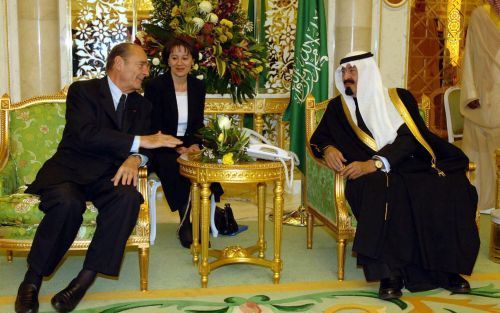 RIYAD â€“ De Franse president Jacques Chirac (l.) in gesprek met de Saudische prins Salman, gouverneur van Riyad. Foto EPA