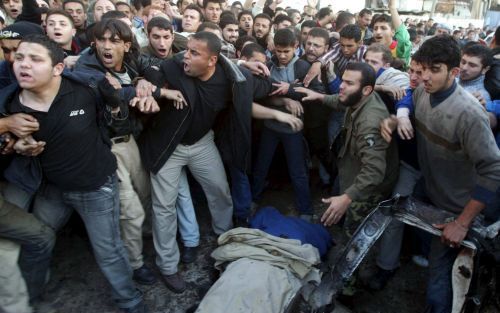 GAZA-STAD - Palestijnen drongen maandag samen bij een van de slachtoffers van een IsraÃ«lische raketaanval in Gaza-Stad op twee activisten van de Islamitische Jihad. Foto EPA.