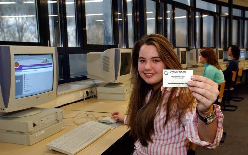 BARNEVELD â€“ Babette van Mourik heeft haar oproepkaart met persoonlijk wachtwoord en inlogcode in de aanslag. De leerling van het Groen van Prinsterer College in Barneveld was een van de deelnemers van de landelijke scholierenverkiezingen, die maandag we