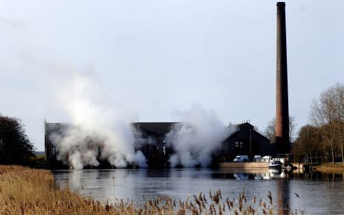 LEMMER â€“ Het oudste nog in bedrijf zijnde stoomgemaal van Europa is dinsdag opgestart. De stoom die daarbij vrijkwam, was tot op honderden meters te zien. Foto ANP