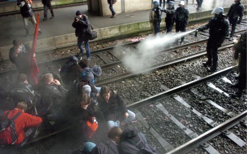 RENNES â€“ De oproerpolitie in Rennes probeerde dinsdag demonstranten uiteen te jagen die het spoor bezet hielden. Tal van jongeren betoogden dinsdag in Frankrijk tegen een nieuw jongerencontract, waarmee de regering De Villepin de jeugdwerkloosheid wil a