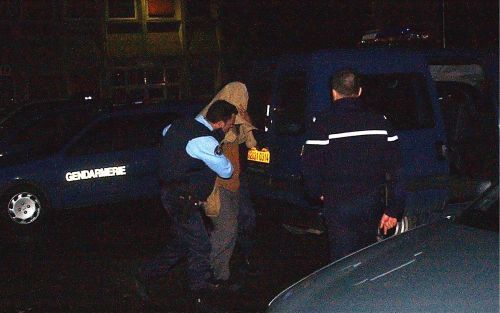 SABLE-SUR-SARTHE - Politiemensen voeren een man af die 21 leerlingen had gegijzeld. Foto EPA