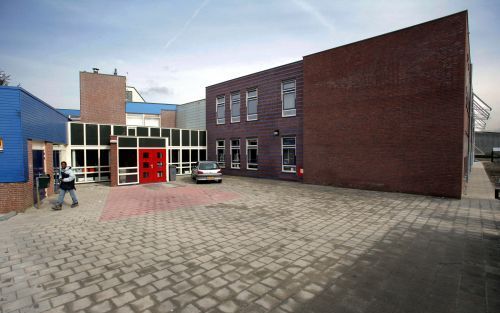 KRABBENDIJKE â€“ Het verbouwde en uitgebreide pand van het Calvijn College aan de Appelstraat in Krabbendijke is vrijdagmiddag officieel geopend. Foto RD, Sjaak Verboom