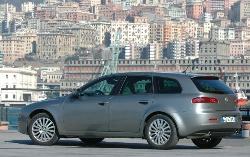 De bagageruimte van de Alfa 159 Sportwagon is qua volume niet baanbrekend. Na het neerklappen van de achterbank â€“in ongelijke delenâ€“ is 1235 liter het eindresultaat. Foto Tony Vos