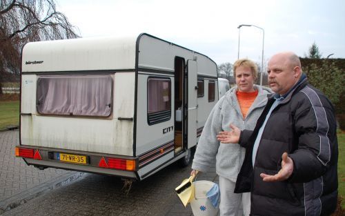 KRANENBURG â€“ Hulpeloos heft Theo Oosten zijn handen omhoog. Anderhalf jaar lang zwerft de woonwagenbewoner inmiddels met zijn vrouw en vier kinderen door de Achterhoek en Twente. De familie is door de gemeente Hof van Twente uit hun woonwagen gezet. Twe