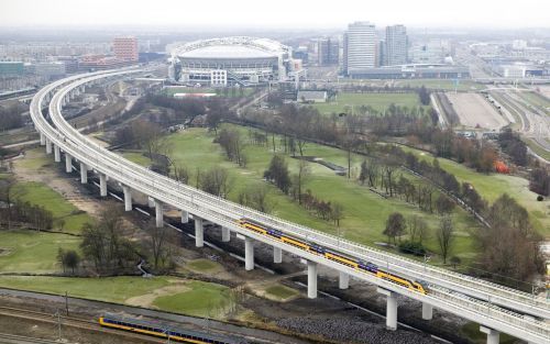 AMSTERDAM - De eerste trein reed zaterdagochtend over de Utrechtboog nabij Amsterdam. De Utrechtboog is een rechtstreekse verbinding vanuit het Zuiden, waardoor de reiziger vanuit Eindhoven en Den Bosch zonder overstap naar Schiphol kunnen reizen. Foto: A