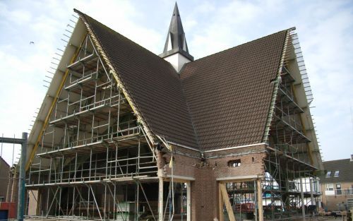 ALBLASSERDAM â€“ In Alblasserdam is de verbouwing van het kerkgebouw van de gereformeerde gemeente be gonnen. Het bedehuis moet straks ruimte bieden aan 950 bezoekers. De gemeente hoopt de kerk eind dit jaar weer in gebruik te kunnen nemen.