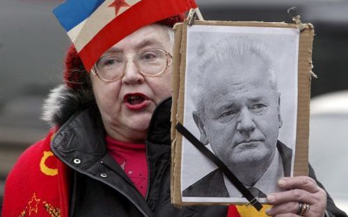 MOSKOU â€“ Een aanhangster van de Russische communistische partij houdt een portret van Milosevic omhoog tijdens een demonstratie voor de Amerikaanse ambassade in Moskou. De communistische betogers houden het Internationaal Gerechtshof verantwoordelijk vo