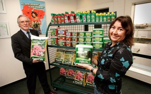 NAARDEN â€“ Consumentenonderzoek maakte Pokon Chrysal duidelijk dat de verpakkingen beter konden, de teksten simpeler en dat potgrond ontbrak in het aanbod. General manager Martin van Zwol (l.): Op die punten voerden we veranderingen door.” Inge Vaes (r.)