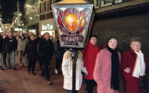 AMSTERDAM â€“ Rooms katholieken vieren deze week in Amsterdam het mirakelfeest. Zaterdag houden ze voor de 125e keer de Stille Omgang, een „meditatieve tocht” door de historische binnenstad. Foto ANP