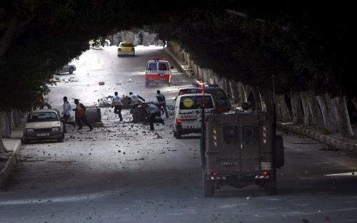 NABLUS â€“ Palestijnen gooiden dinsdag stenen naar IsraÃ«lische troepen in de stad Nablus op de Westelijke Jordaanoever. De rellen volgden op de arrestatie eerder die dag van de leider van het Volksfront voor de Bevrijding van Palestina door het IsraÃ«lis