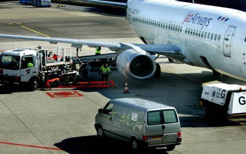 SCHIPHOL - Een busje brengt woensdag op Schiphol het lichaam van Slobodan Milosevic naar het vliegtuig. Foto ANP