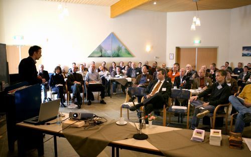 ZEEWOLDE â€“ „De weg naar het hart loopt via het hoofd”, zei dr. H. A. Bakker gisteren tijdens een conferentie van de beweging Passie voor Preken in Zeewolde. Hij hoopt dat de ratio weer een belangrijker plaats gaat innemen, zodat predikers mensen kunnen 