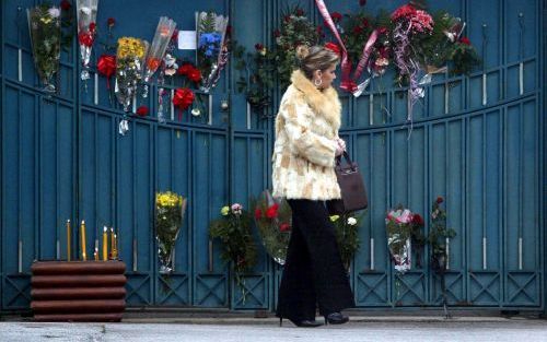 Bloemen bij het museum in Belgrado waar Milosevic is opgebaard. Foto EPA