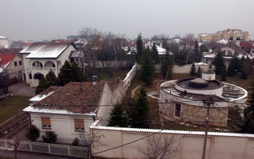 POZAREVAC â€“ Het landgoed van de familie Milosevic in Pozarevac. De Joegoslavische oud-leider wordt waarschijnlijk zaterdag in de tuin van het complex begraven. Foto EPA.