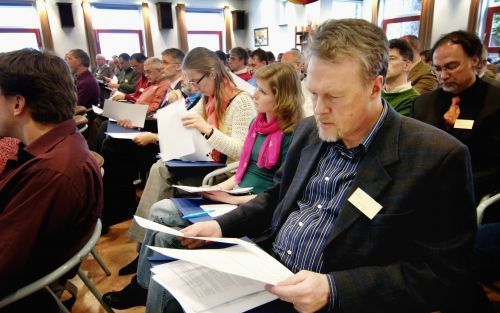 KAMPEN â€“ In Kampen begon gisteren de tweedaagse conferentie ”Levend Water” over het werk van de Heilige Geest. Dr. E. A. de Boer: „Gaven van de Geest zijn altijd genadegaven. Het is aan God en Zijn Gezalfde om die op Zijn tijd en wijze te schenken.” Fot