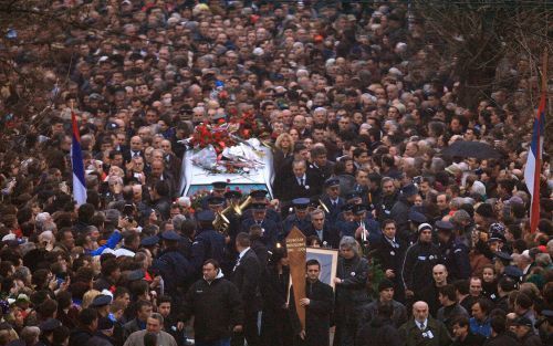 POZAREVAC â€“ Aanhangers van de voormalige Servische president Slobodan Milosevic volgen de rouwstoet naar zijn huis in zijn geboorteplaats Pozarevac. Foto EPA