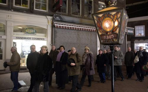 AMSTERDAM â€“ De 125e editie van de jaarlijkse Stille Omgang in Amsterdam, in de nacht van zaterdag op zondag, heeft ongeveer 9000 pelgrims getrokken. Dat zijn er zo’n 1000 meer dan vo rig jaar, maar veel minder dan de 60.000 rooms katholieken die de proc