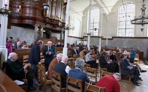 LEIDEN - Steeds meer mensen nemen afstand van kerk en religie, maar geloven dat er toch iets moet zijn. Een vooral vergrijsd publiek debatteerde gisteren in de eeuwenoude Lok horstkerk in Leiden over het ”ietsisme”. - Foto RD, Anton Dommerholt