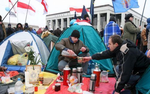 MINSK - Artsen van openbare ziekenhuizen in Duitsland zijn donderdag een staking begonnen om hun eisen voor meer loon, een overwerkvergoeding en beter geregelde werktijden kracht bij te zetten. De overheidswerkgevers willen dat de artsen, evenals sommige 