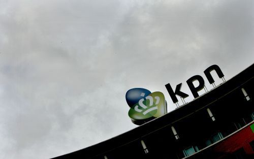 DEN HAAG â€“ Op het hoofdkantoor van KPN in Den Haag prijkt sinds dinsdag een nieuw logo. In het nieuwe beeldmerk, dat met veel bombarie in Amsterdam werd gepresenteerd, heeft het vertrouwde groen van KPN plaatsgemaakt voor helder wit. Drie gekleurde stee