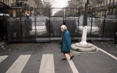 PARIJS â€“ Het kwam dinsdag in Parijs opnieuw tot demonstraties tegen het banenplan van premier De Villepin. De politie barricadeerde de straten rondom de Sorbonne universiteit. Foto EPA