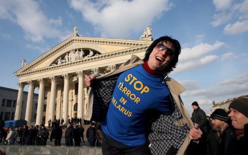 MINSK â€“ ”Stop terreur in Wit Rusland”, staat op het T shirt van een betoger te lezen. Aanhangers van de Wit Russische oppositie demonstreerden woensdag opnieuw tegen de uitslag van de presidentsverkiezingen van zondag. Foto EPA