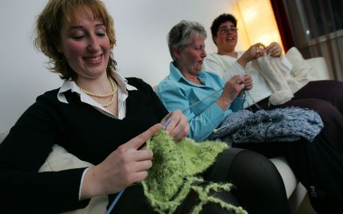 Steeds meer vrouwen pakken de breipennen weer op. In navolging van de tupperwareâ€“ en lingerieparty’s, zijn er nu ook breiparty’s. Foto ANP