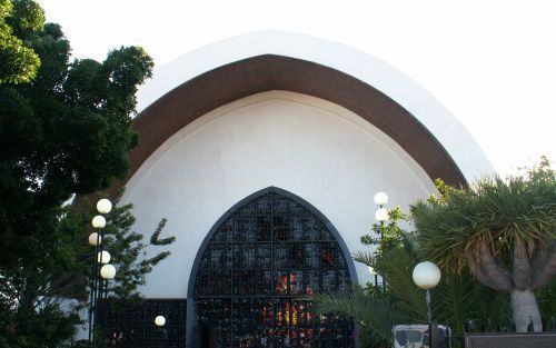 PLAYA DEL INGLES â€“ De Templo Ecumenico ”El Salvador” staat in het hart van Playa del Ingles, een toeristenoord op het Spaanse eiland Gran Canaria. In de kerk worden gedurende de hele week talloze diensten in allerlei talen en van allerlei richtingen geh