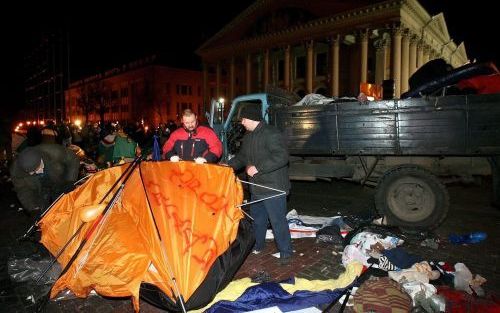 MINSK â€“ Medewerkers van de gemeentelijke reinigingsdienst van Minsk ruimden de afgelopen nacht het tentenkamp op dat tegenstanders van president Loekasjenko in het centrum van de Wit Russische hoofdstad hadden opgezet. De politie had de demonstranten en