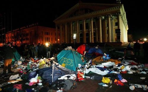 MINSK - Demonstranten lieten vrijdagnacht een enorme puinhoop achter in Minsk. De oproerpolitie probeert te voorkomen dat er zaterdag opnieuw demonstraties plaatsvinden. Foto EPA