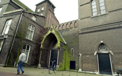 VLAARDINGEN â€“ De Johannes de Dooperkerk in Vlaardingen. De toren van de kerk wordt gerenoveerd. Foto Roel Dijkstra