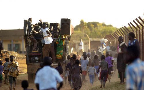 KAMPALA â€“ Noord-Ugandese kinderen en jongeren rennen een legertruck achterna. Anderhalf miljoen mensen in het noorden van Uganda verkommeren al jaren in 140 overvolle vluchtelingenkampen. Naar schatting zijn tot nu toe 30.000 kinderen ontvoerd. De hulpo