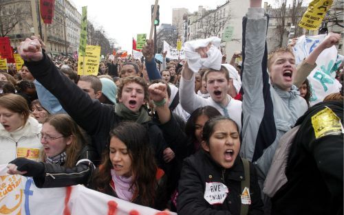 PARIJS - In Parijs zijn tienduizenden mensen de straat op gegaan als protest tegen de plannen van de regering.